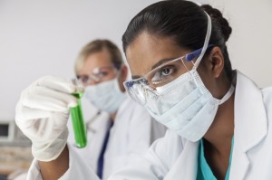 Kvinnlig forskare kollar på provrör